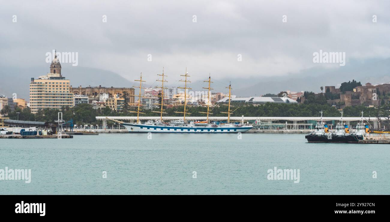 Malaga, Spagna - 29 aprile 2017: La storica nave a vela ancorata al moderno porto di Malaga. Foto Stock