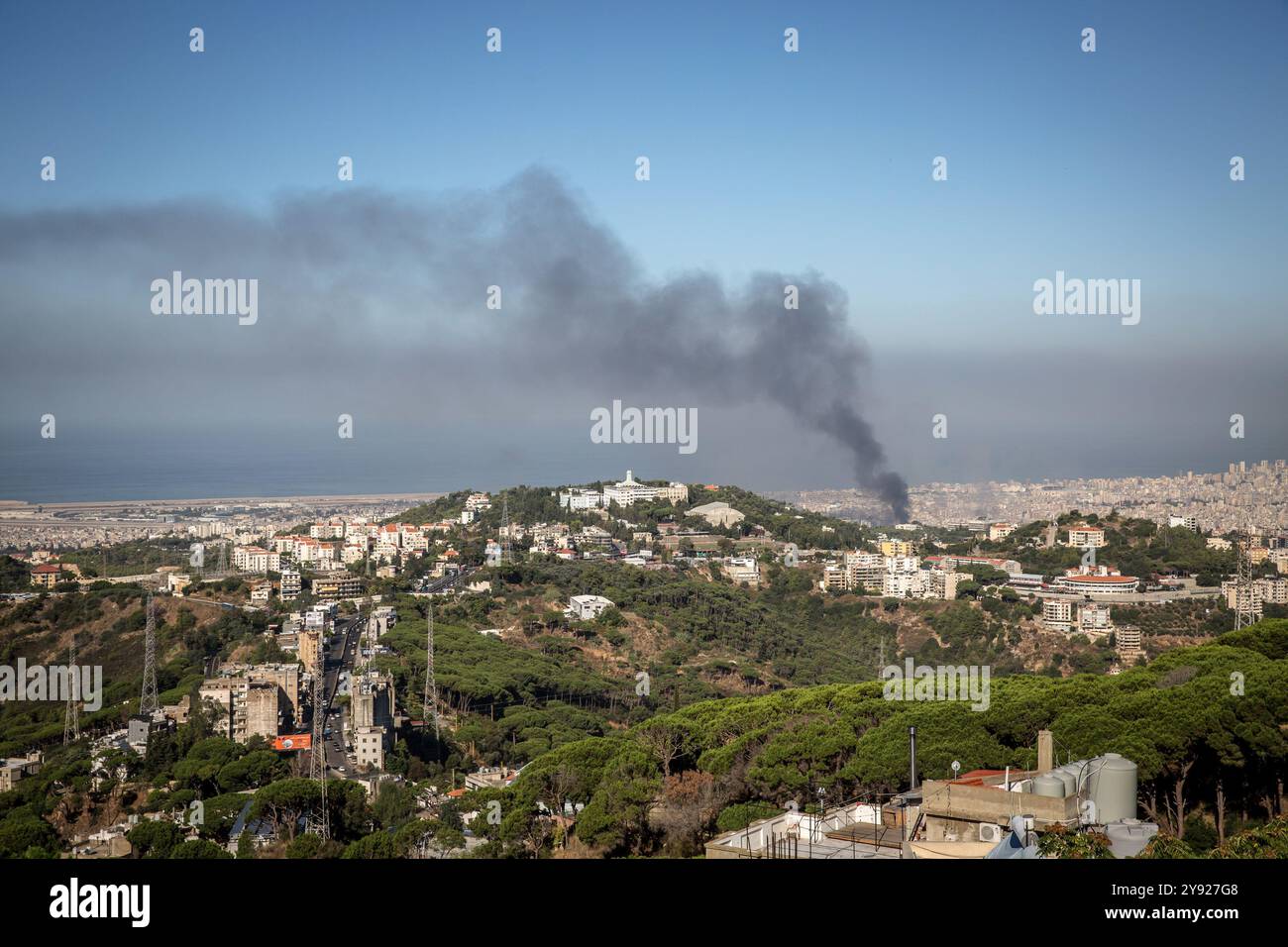 Beirut, Libano. 4 ottobre 2024. Il fumo sorge dai sobborghi meridionali di Beirut, noti come Dahiyeh, dopo una notte di attacchi aerei israeliani. L'assalto di Israele al Libano è stato descritto come una delle più intense campagne aeree della guerra contemporanea. (Foto di Sally Hayden/SOPA Images/Sipa USA) credito: SIPA USA/Alamy Live News Foto Stock