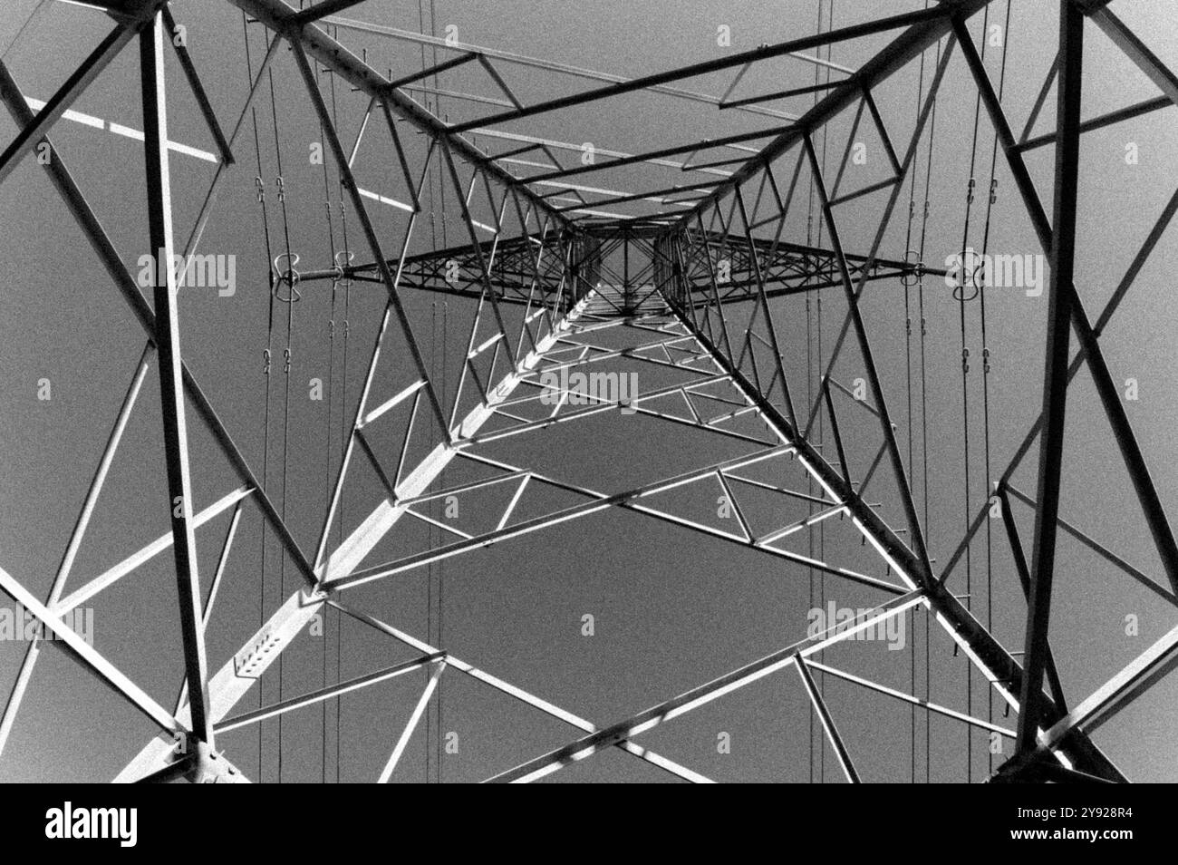 Montanti in acciaio per l'elettricità da dietro Foto Stock
