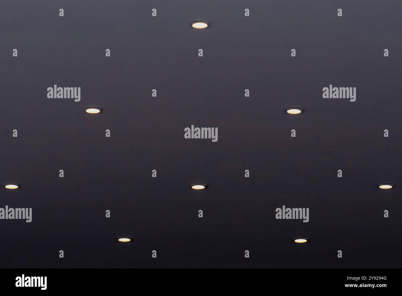 Stelle astratte sul soffitto: Luci moderne che formano la forma di un albero di Natale Foto Stock