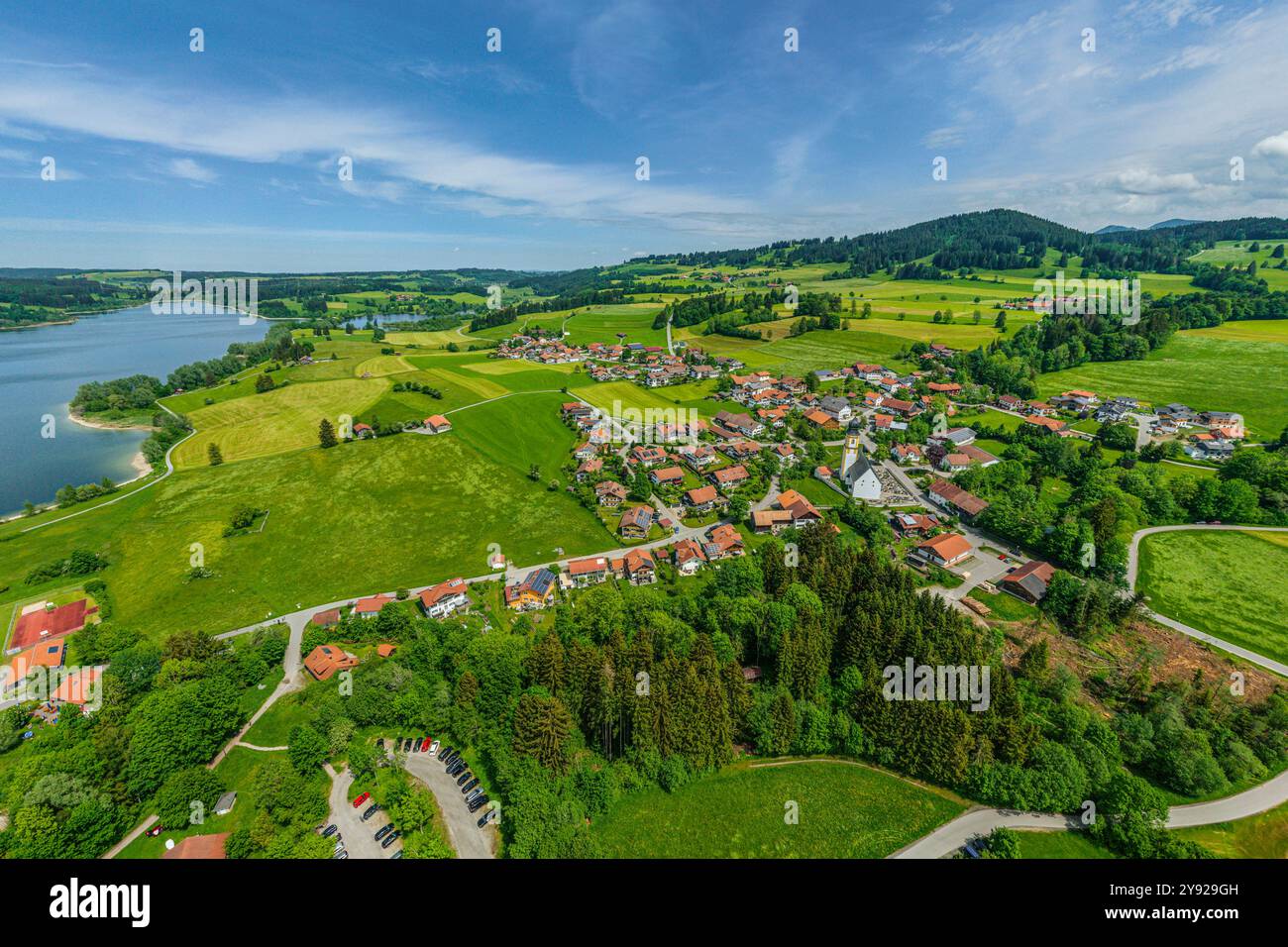 Der Rottachsee bei Petersthal im Allgäuer Seenland im Luftbild Ausblick auf Peterthal und den Rottachsee im Oberallgäu im Frü Oy-Mittelberg Petersthal Foto Stock