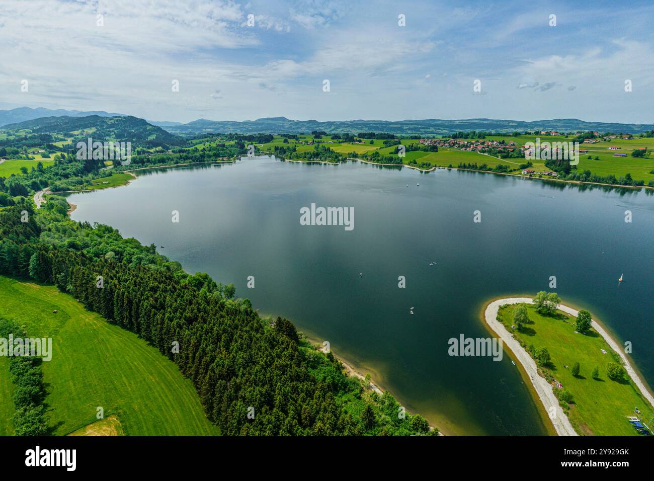 Der Rottachsee bei Petersthal im Allgäuer Seenland im Luftbild Ausblick auf Peterthal und den Rottachsee im Oberallgäu im Frü Oy-Mittelberg Petersthal Foto Stock