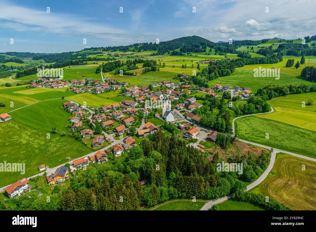 Der Rottachsee bei Petersthal im Allgäuer Seenland im Luftbild Ausblick auf Peterthal und den Rottachsee im Oberallgäu im Frü Oy-Mittelberg Petersthal Foto Stock