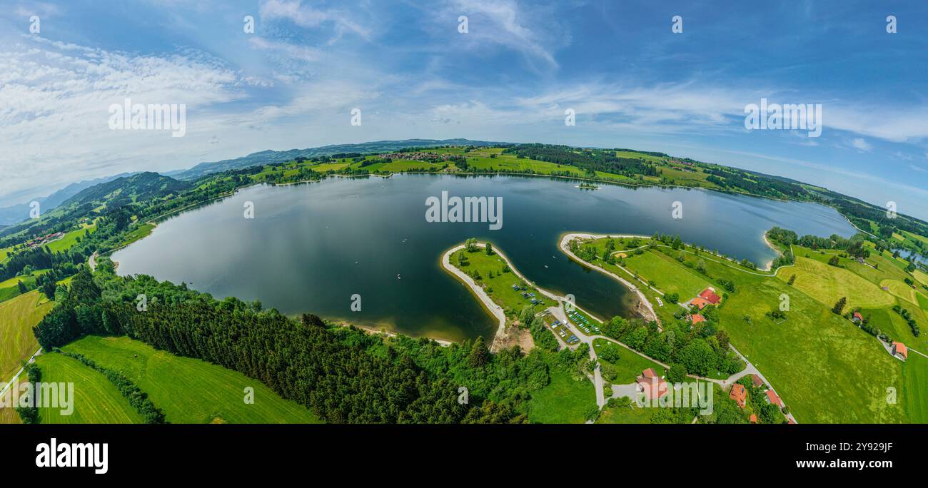 Der Rottachsee bei Petersthal im Allgäuer Seenland im Luftbild Ausblick auf Peterthal und den Rottachsee im Oberallgäu im Frü Oy-Mittelberg Petersthal Foto Stock