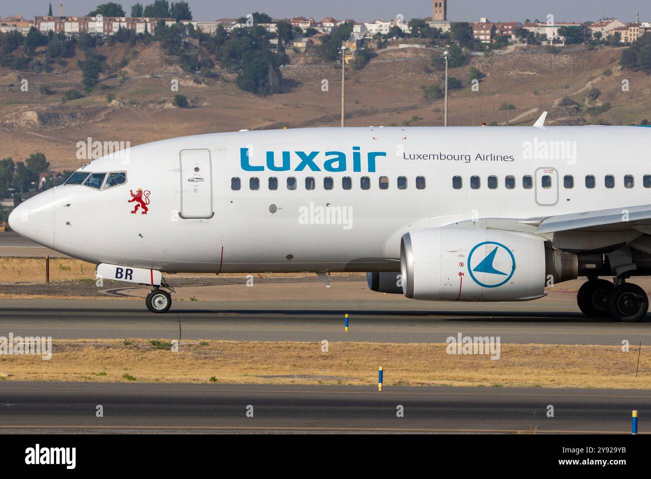 Boeing 737 della compagnia aerea Luxair all'aeroporto Barajas di Madrid Foto Stock