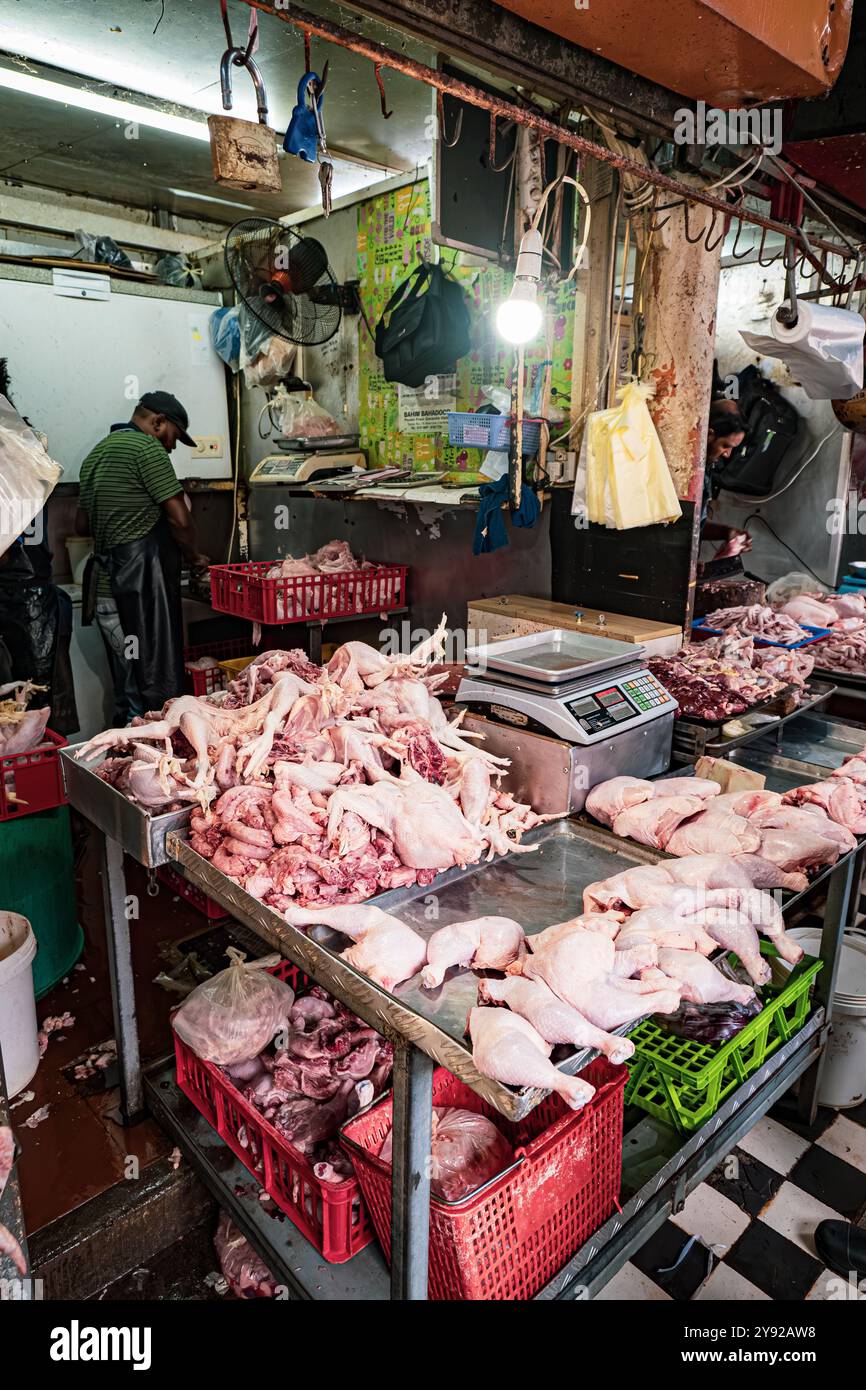 Splendida vista di una macelleria di pollo in stile africano al Central Meat Market di Port Louis, Mauritius, che propone una vasta gamma di prelibatezze locali Foto Stock