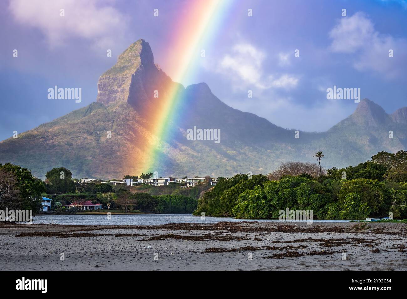 Splendida vista della prominente Montagne du Rempart, chiamata anche Cervino del Sud, accompagnata da un arcobaleno colorato subito dopo la pioggia Foto Stock