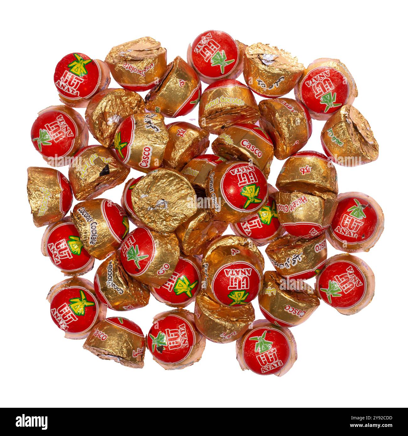 Una collezione di cioccolatini casco colorati avvolti in rosso e oro, perfetti per regali o prelibatezze natalizie Foto Stock