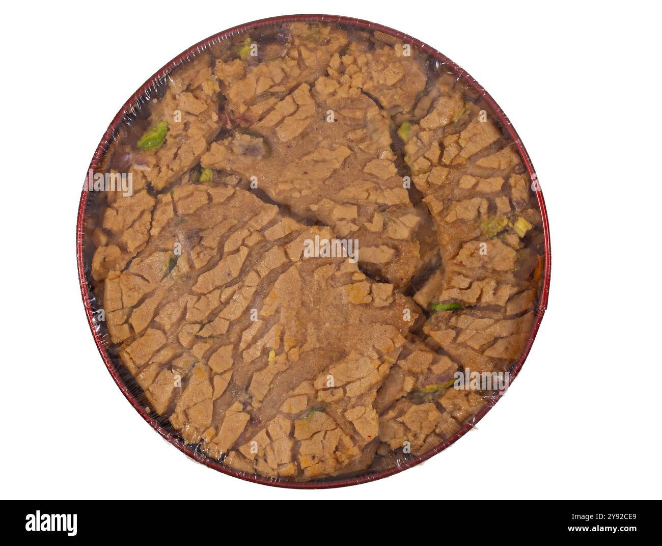 Dessert Sohan persiano in un contenitore rotondo di plastica, avvolto e pronto per la vendita, vista dall'alto Foto Stock