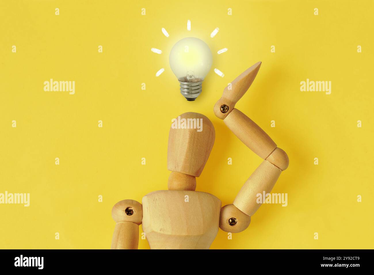 Manichino in legno con lampadina - concetto di idee e pensiero creativo Foto Stock