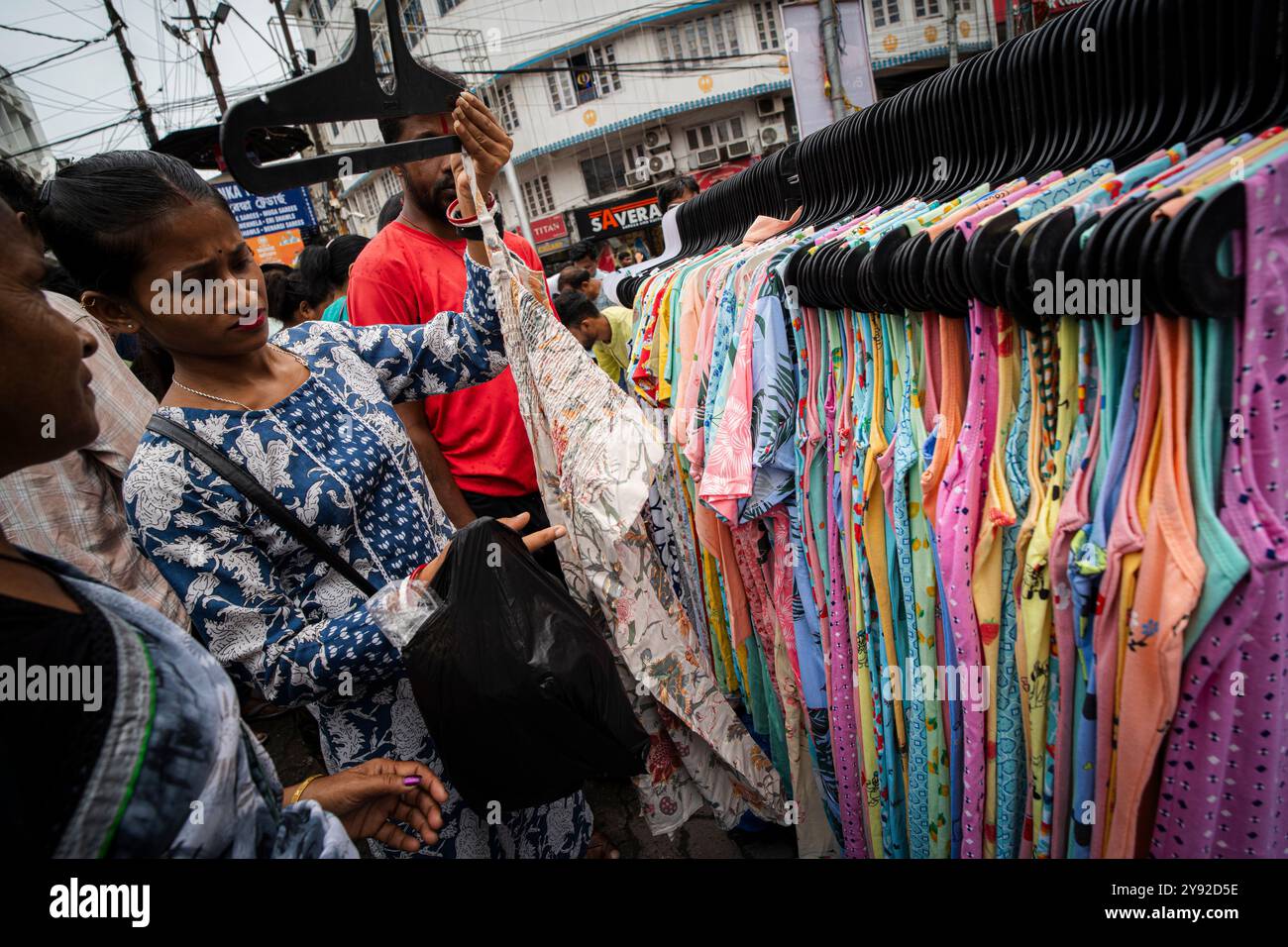 Guwahati, India. 6 ottobre 2024. La gente compra vestiti in un mercato di strada prima del Durga Puja festival il 7 ottobre 2024 a Guwahati, in India. Lo shopping davanti a Durga Puja è un evento importante, in quanto la gente si prepara per la celebrazione. Crediti: David Talukdar/Alamy Live News crediti: David Talukdar/Alamy Live News Foto Stock