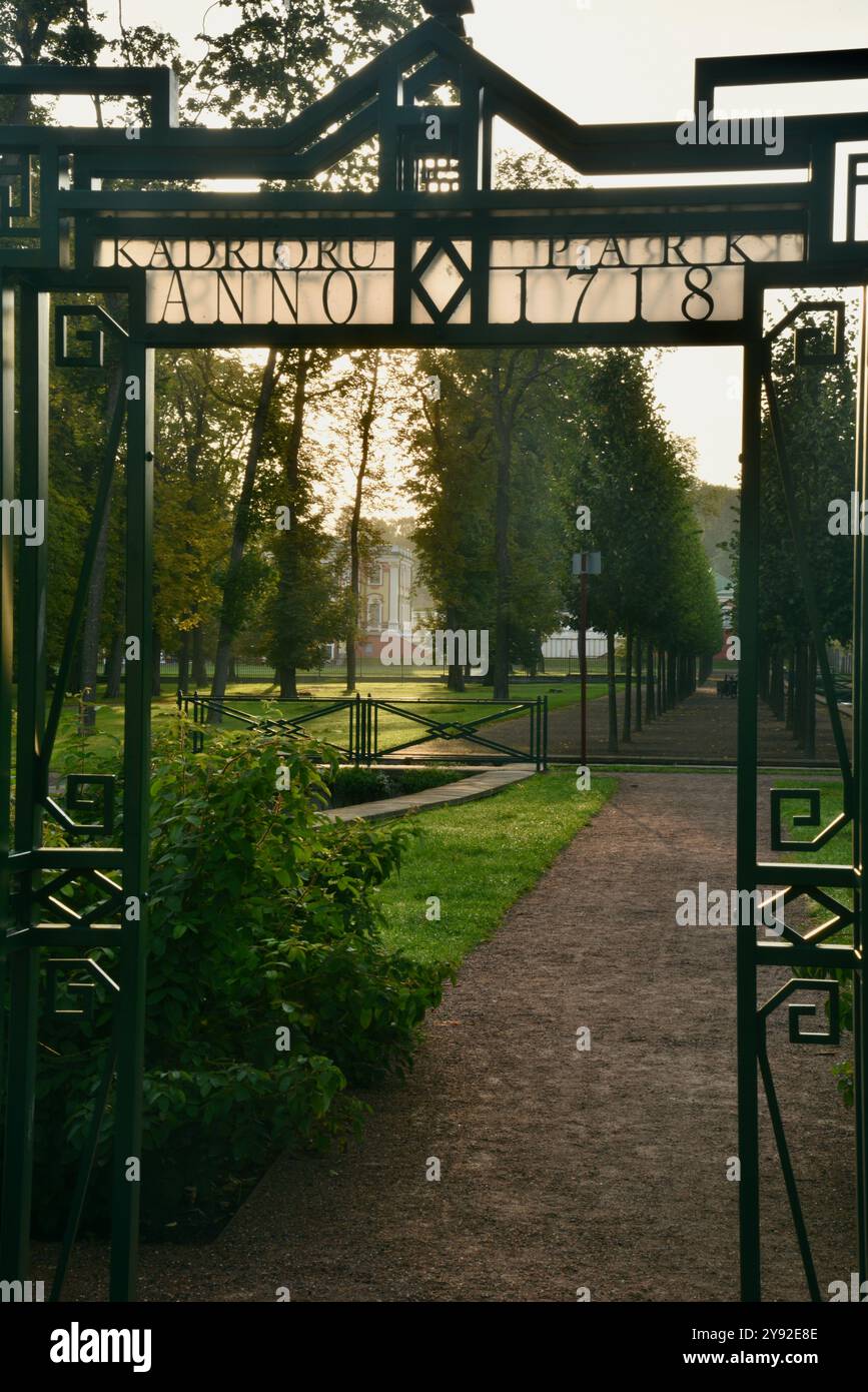 Cartello di ingresso per il Parco Kadriorg che contiene il Palazzo Kadriorg, i giardini di fiori e fontane e la Residenza del Presidente Estone, Tallinn, Estonia. Foto Stock