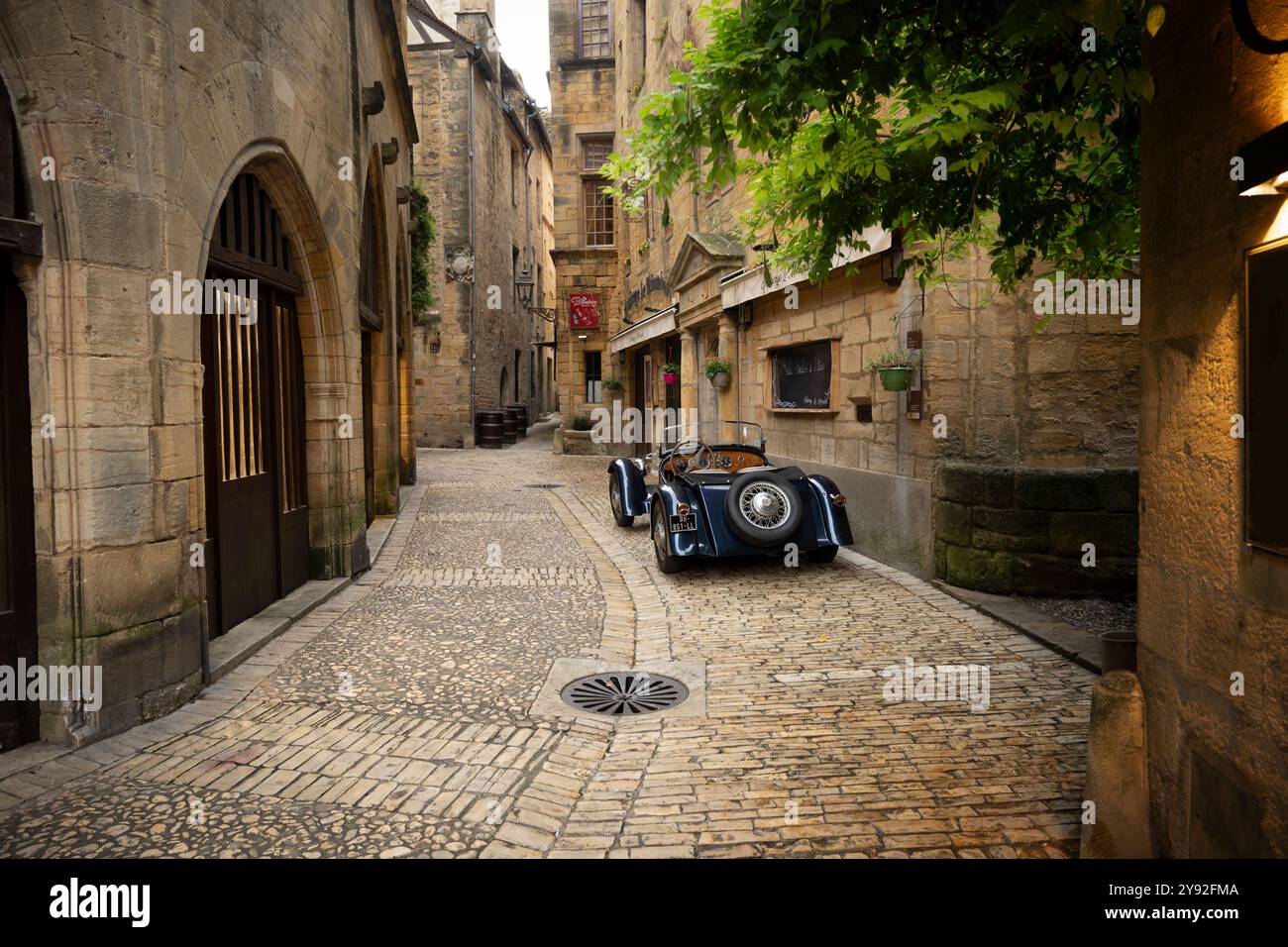 Bell'esempio di corsa vintage 1935 Georges Irat 6CV, roadster francese, parcheggiato a Sarlat-la-Canéda, dipartimento della Dordogna, Francia. Foto Stock
