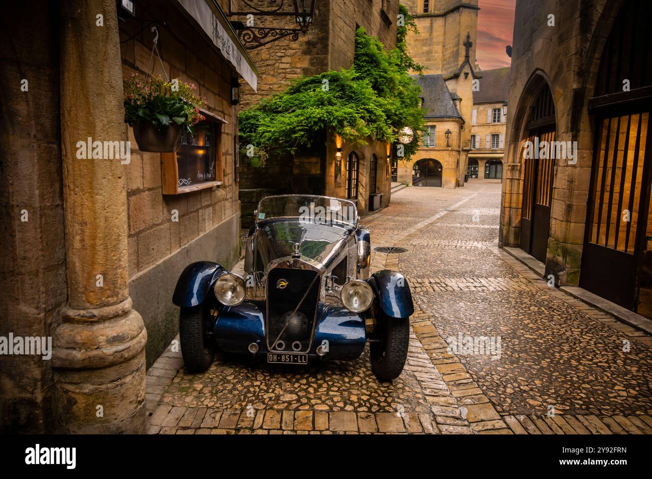 Bell'esempio di corsa vintage 1935 Georges Irat 6CV, roadster francese, parcheggiato a Sarlat-la-Canéda, dipartimento della Dordogna, Francia. Foto Stock