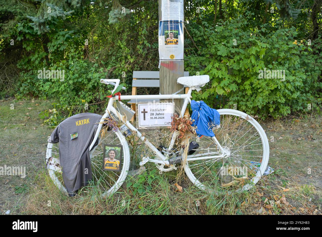 Geisterfahrrad, getöteter Radfahrer, Keanu Lehner, Storkower Straße, Berlino, Deutschland *** Ghost bike, Killed Cyclist, Keanu Lehner, Storkower Straße, Berlino, Germania Foto Stock