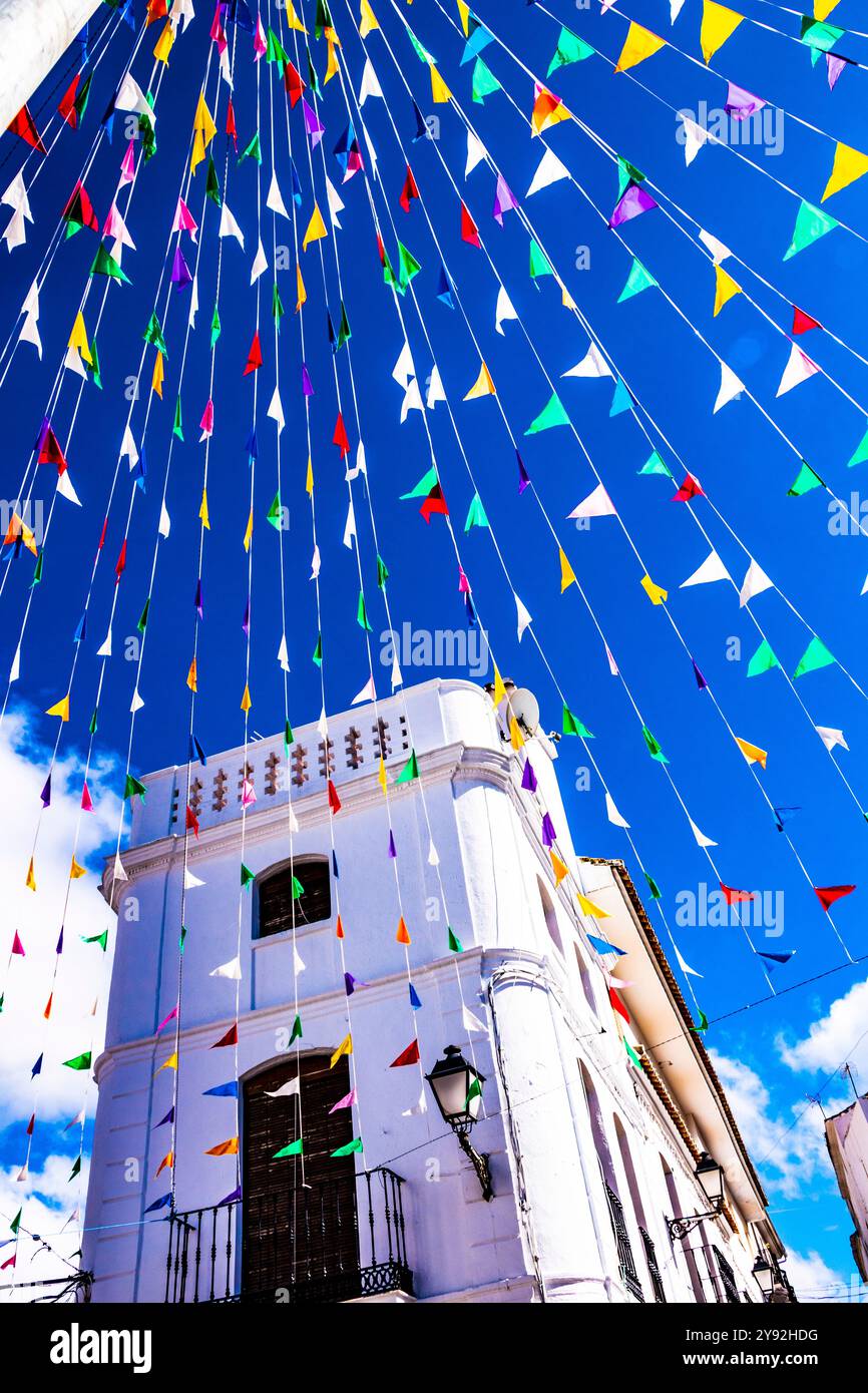 Piccole bandierine intorno alla piazza, dal basso. vacanze e felicità.. Foto Stock
