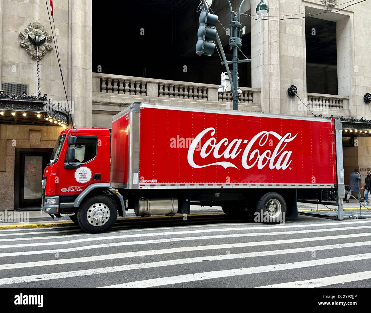 New York, Stati Uniti: 12 febbraio 2024; camion di consegna della Coca Cola parcheggiato in una strada di New York - Immagine stock catturata con smartphone