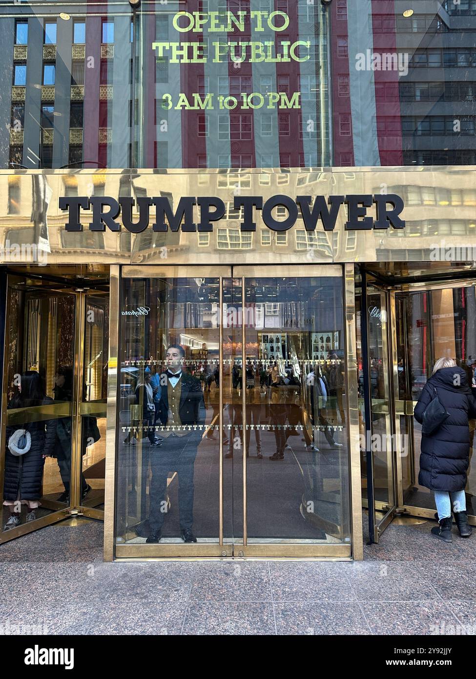 New York, USA: 10 febbraio 2024; ingresso alla Trump Tower a Manhattan, New York - Immagine stock catturata con smartphone