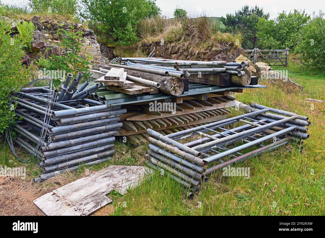Pali di impalcature metalliche e pali di recinzione in legno nell'azienda agricola. Lergychoniemhor, Argyll e Bute, Scozia, Regno Unito, Europa. Foto Stock