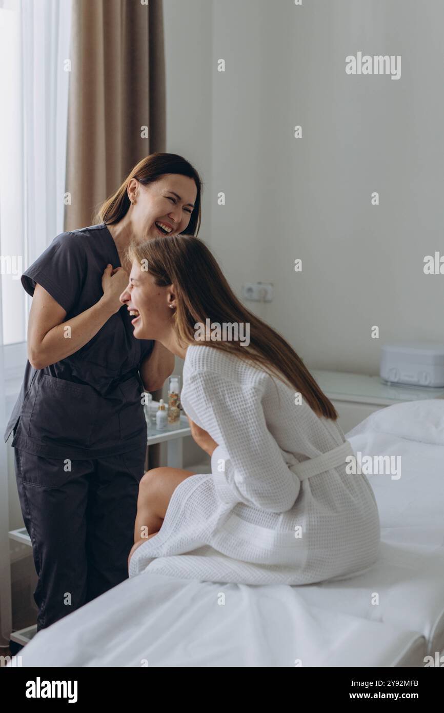 Consulenza in clinica cosmetologica. Donna medico di bellezza che parla con la paziente. . Foto di alta qualità Foto Stock