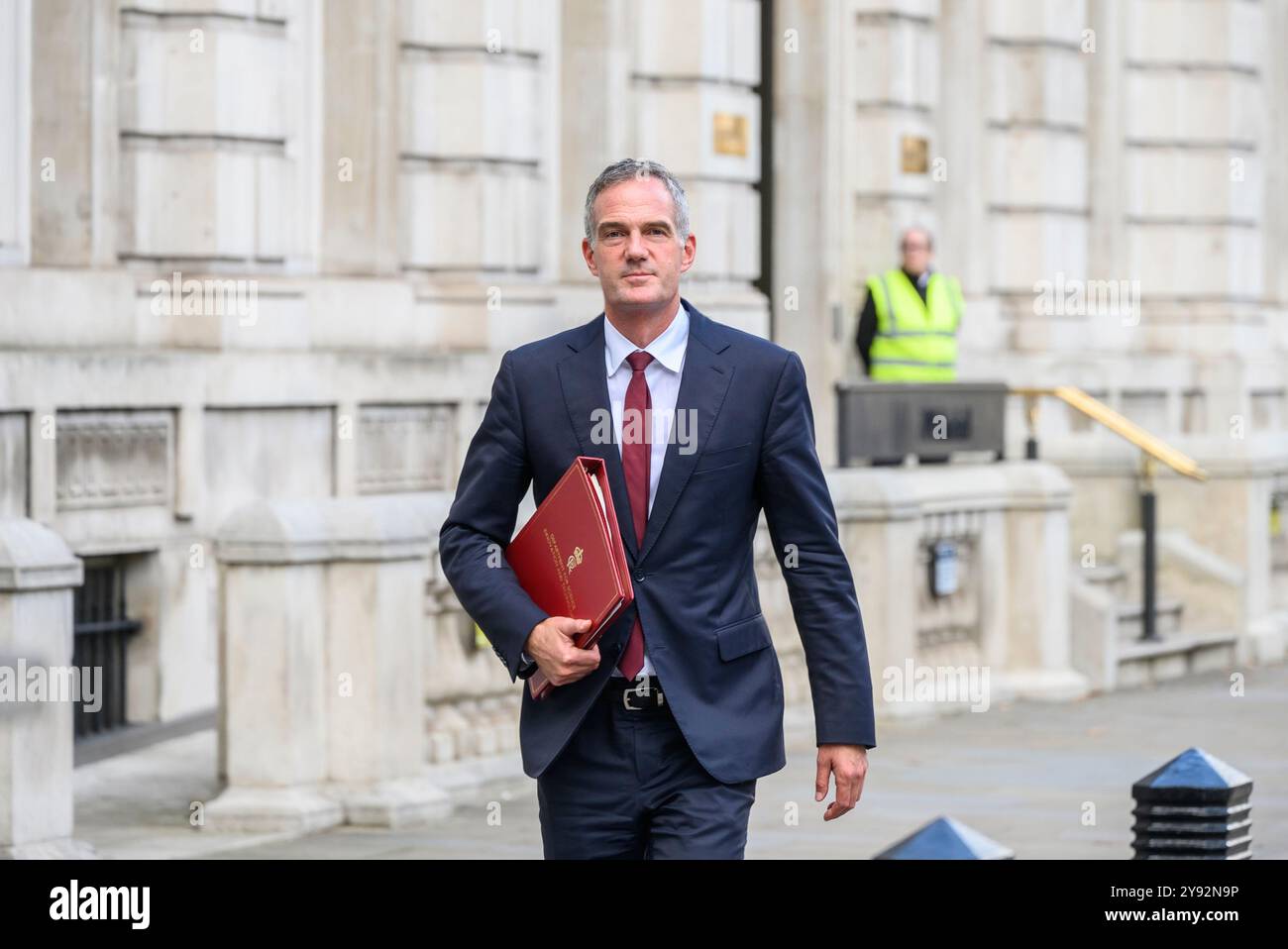 Peter Kyle MP - Segretario di Stato per la Scienza, l'innovazione e la tecnologia - a Whitehall dopo una riunione di gabinetto del 7 ottobre 2024 Foto Stock