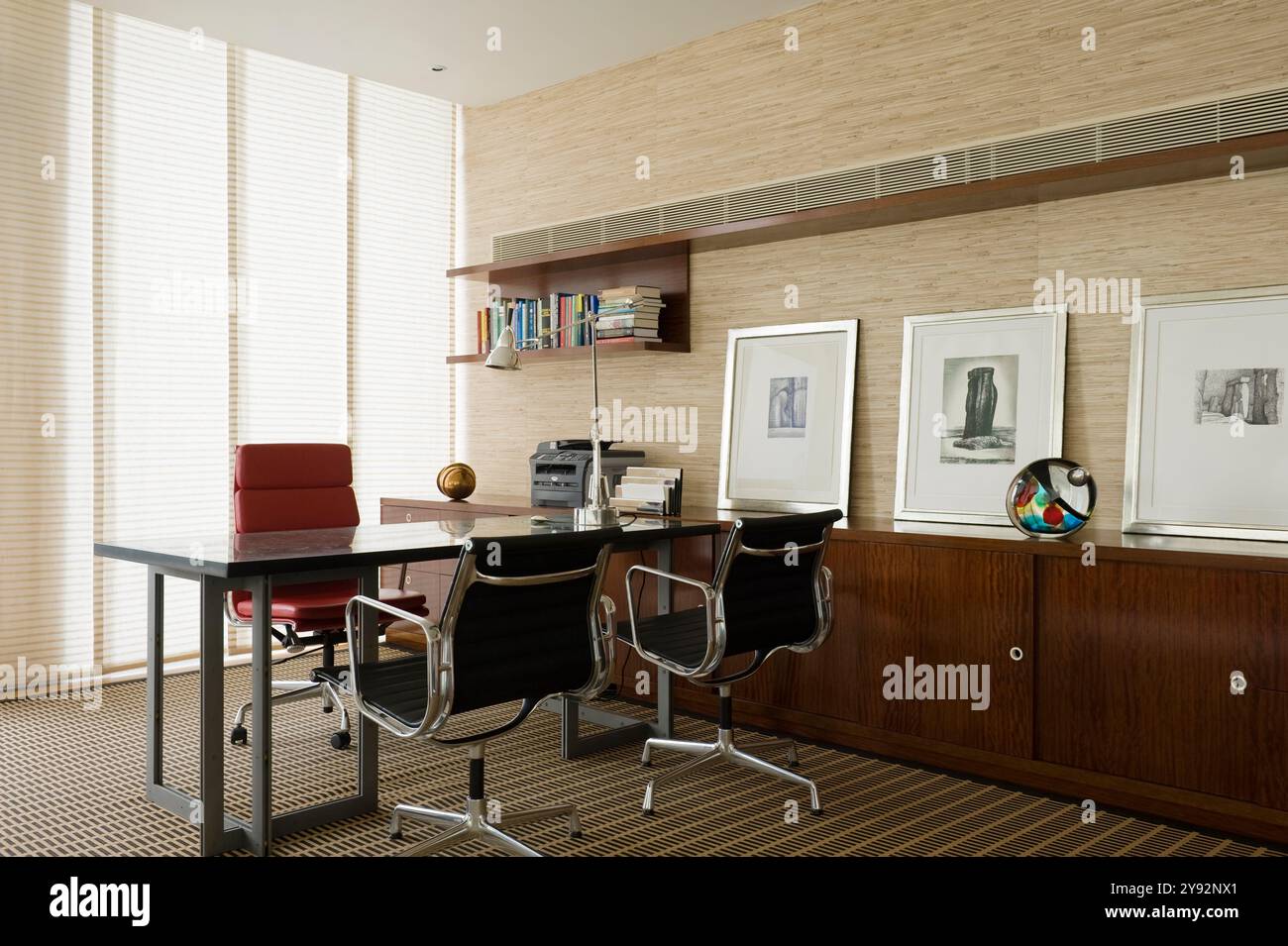 Scrivanie al tavolo nel moderno ufficio di design, Londra, Regno Unito Foto Stock