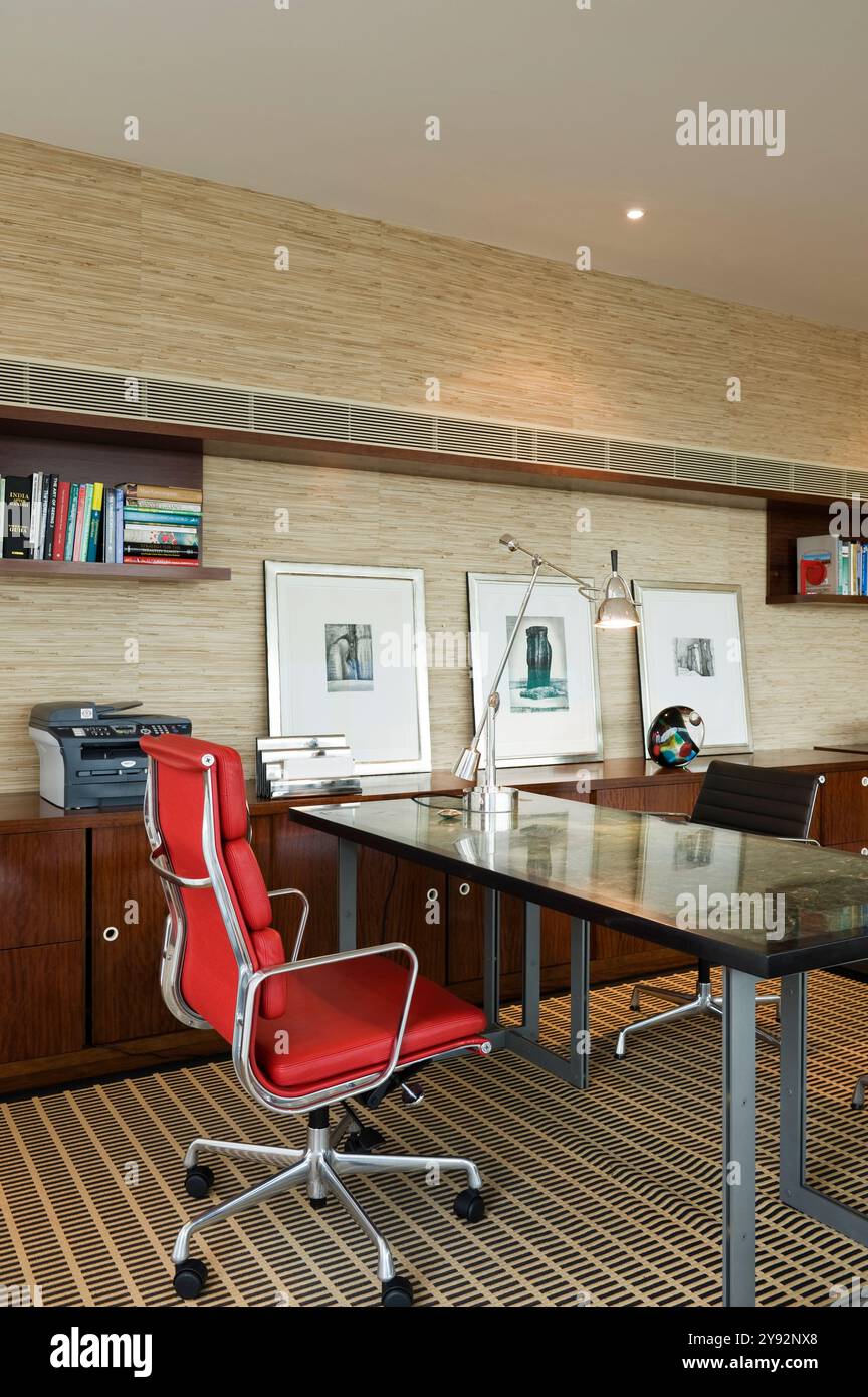 Ufficio domestico in interni di design moderno, Londra, Regno Unito Foto Stock