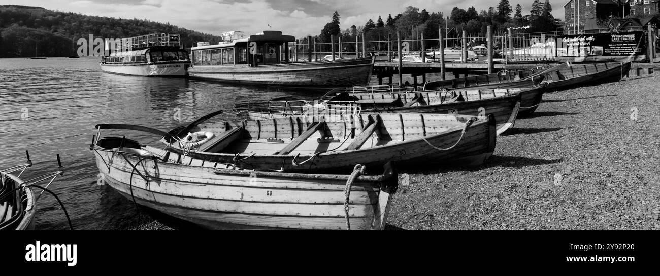 Le barche a remi in legno sul lago Windermere, Bowness sulla città di Windermere, Cumbria, Lake District National Park, Inghilterra, Regno Unito Foto Stock