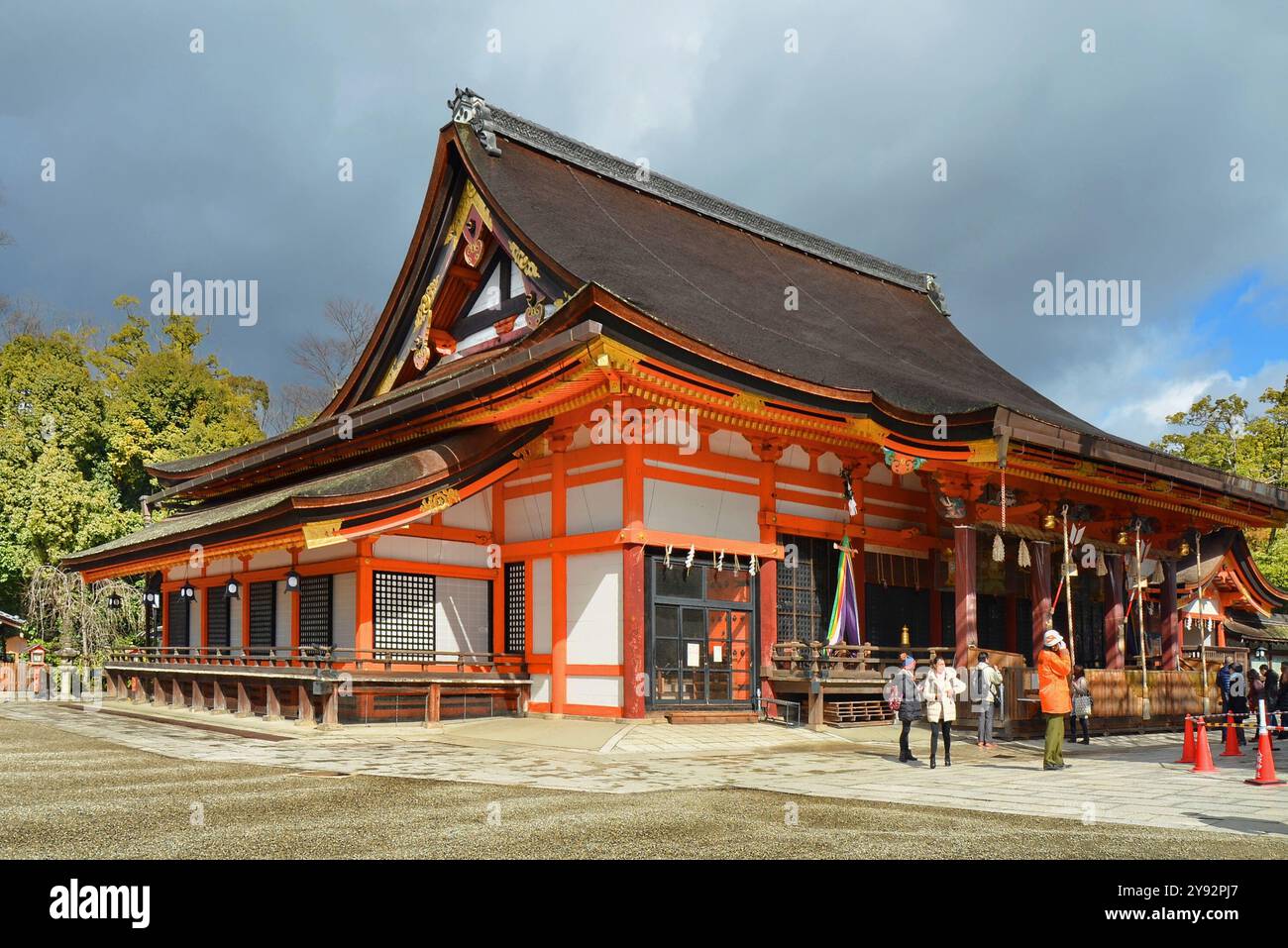 Sala principale (honden) del santuario Yasaka a Kyoto, Giappone. Questa architettura è chiamata stile Gion-zukuri . Foto Stock