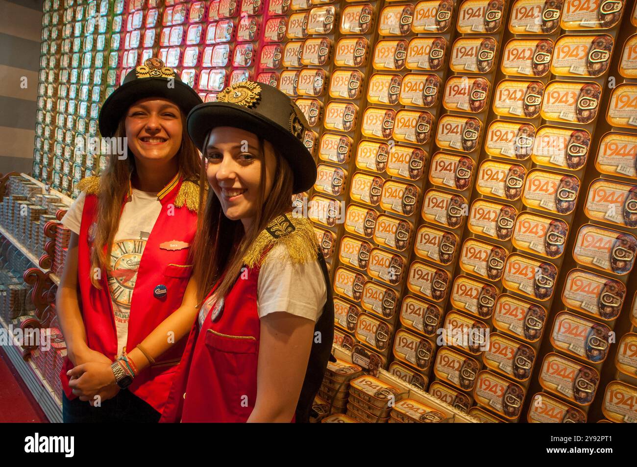 Ordini di Mundo Fantástico da Sardinha Portuguesa; mondo fantastico da Sardinha Portuguesa: Souvenir di una lattina di sardine con l'anno di nascita. Foto Stock