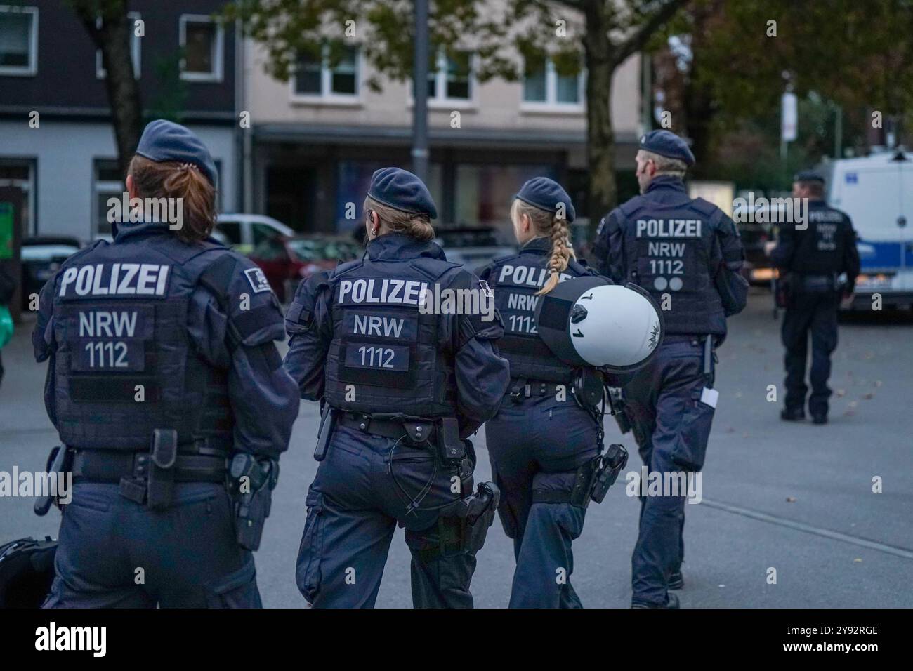 Polizeieinsatz, Polizei, Spezialeinheit, uniformierte Beamte, Einsatzkräfte, Sicherheitskräfte, Kriminalitätsbekämpfung, öffentliche Sicherheit, taktische Ausrüstung, Schutzkleidung, Bedrohungslage, Straßeneinsatz, Kontrolle, Präsenz, Ordnungskräfte, polizeiliche Ermittlungen, Großrazzia, Clankriminalität, organisierte Kriminalität, Verhaftungen, Strafverfolgung, Gewaltprävention, Sicherheitspolitik, Einsatz in urbaner Umgebung. *** Operazione di polizia, polizia, unità speciale, agenti in uniforme, task force, forze di sicurezza, prevenzione della criminalità, pubblica sicurezza, equipaggiamento tattico, indumenti protettivi, Foto Stock