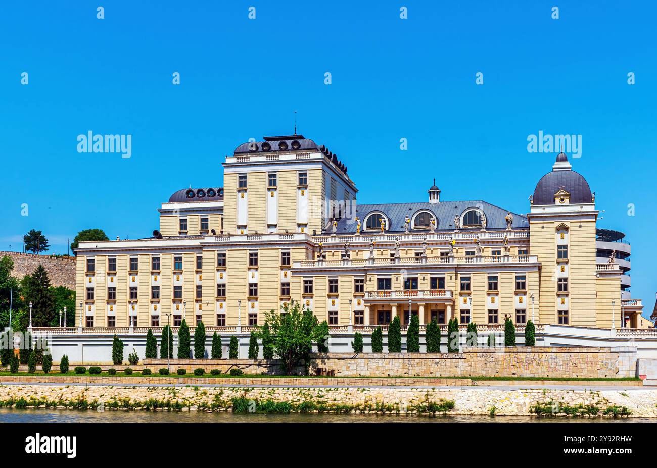 Teatro nazionale macedone nel centro della città di Skopje, Macedonia del Nord Foto Stock
