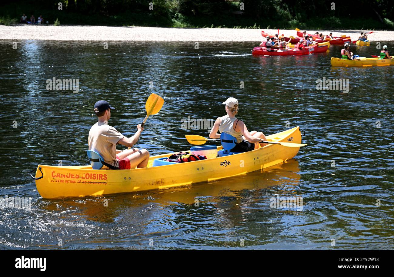 La Roque Gageac, Francia; 24 luglio 2024; turisti in canoa sul fiume Dordogne vicino a la Roque Gageac in Francia Foto Stock