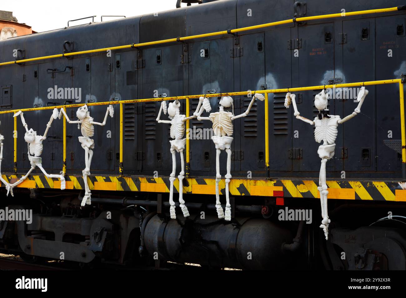 Ex motore militare US Army Southern EMD SW8 con scheletri di plastica sul lato a Halloween. California State Railroad Museum, Sacramento, California, Foto Stock