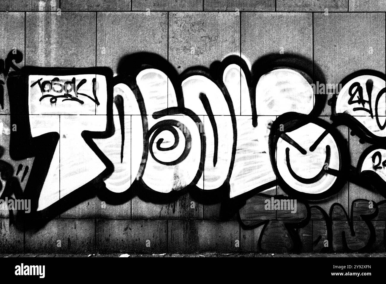 Graffiti sul muro graffiti sul muro del tunnel pedonale a Rotterdam, Paesi Bassi. Rotterdam Down Town Tunnel Zuid-Holland Nederland Copyright: XGuidoxKoppesxPhotox Foto Stock