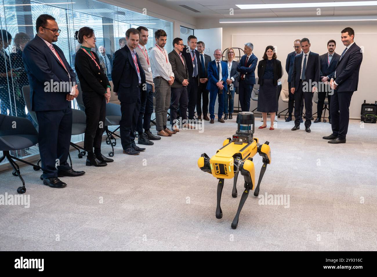 Marsiglia, Francia. 7 ottobre 2024. Clara Chappaz, Segretario di Stato del Ministro dell'istruzione superiore e della ricerca, responsabile dell'intelligenza artificiale e delle tecnologie digitali, partecipa a una dimostrazione del cane robot Boston Dynamics insieme a Rodolphe Saade negli uffici di TANGRAM, centro di formazione CGM CMA a Marsiglia, Francia, il 7 ottobre 2024. Foto di Laurent Coust/ABACAPRESS. COM credito: Abaca Press/Alamy Live News Foto Stock