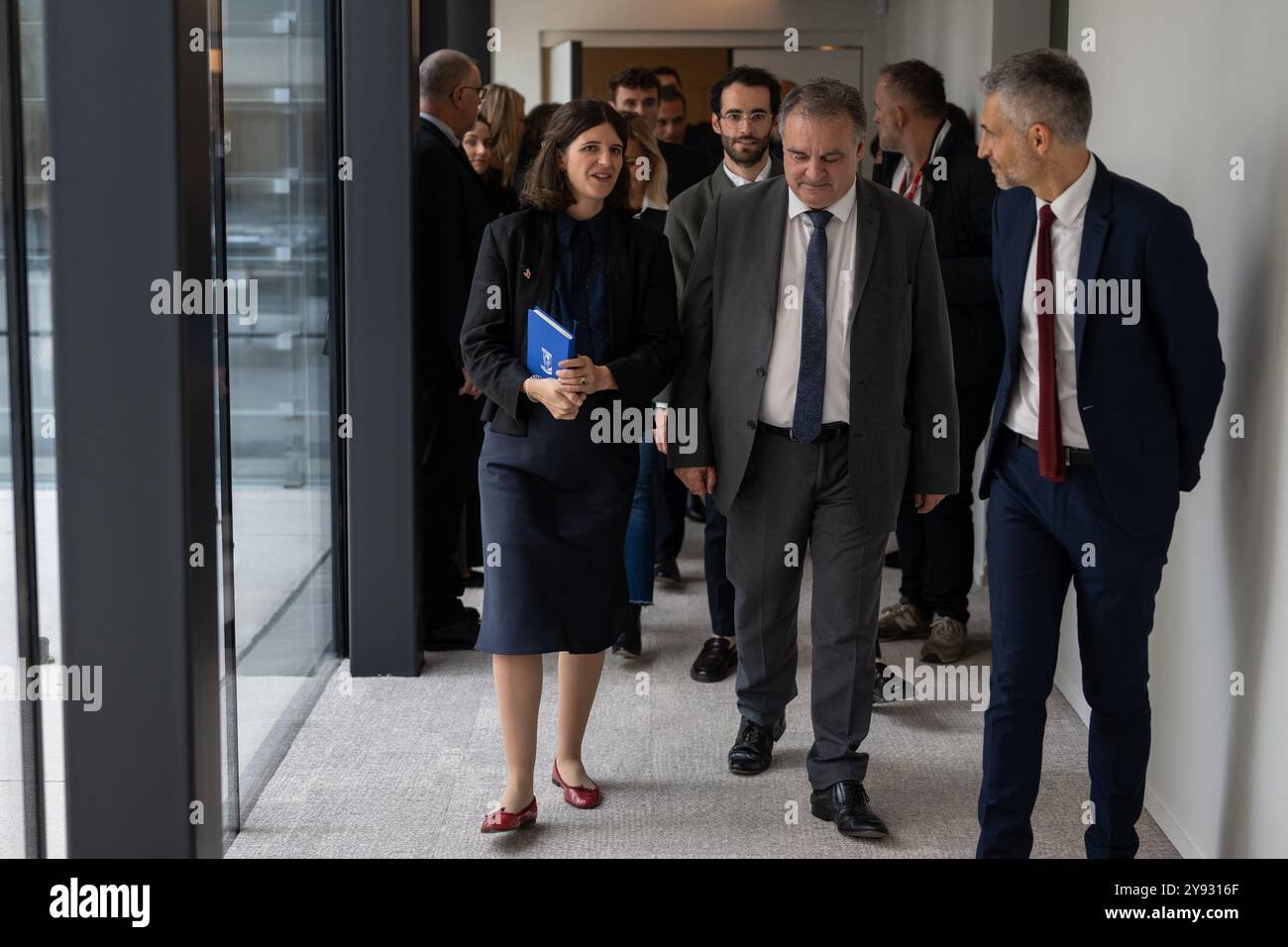 Marsiglia, Francia. 7 ottobre 2024. Clara Chappaz, Segretario di Stato del Ministro dell'istruzione superiore e della ricerca, responsabile dell'intelligenza artificiale e delle tecnologie digitali, visita gli uffici di TANGRAM, centro di formazione CGM CMA a Marsiglia, Francia, il 7 ottobre 2024. Foto di Laurent Coust/ABACAPRESS. COM credito: Abaca Press/Alamy Live News Foto Stock