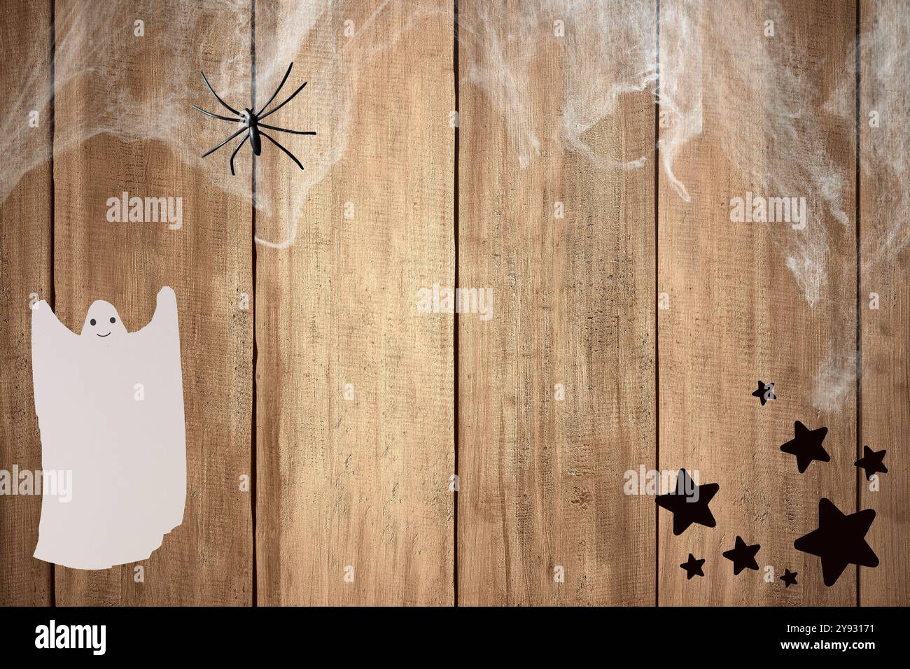 Fantasma bianco e ragno su ragnatela su sfondo di parete di legno. Decorazione di Halloween. Mockup. Copia spazio. Sfondo o sfondo di Halloween Foto Stock