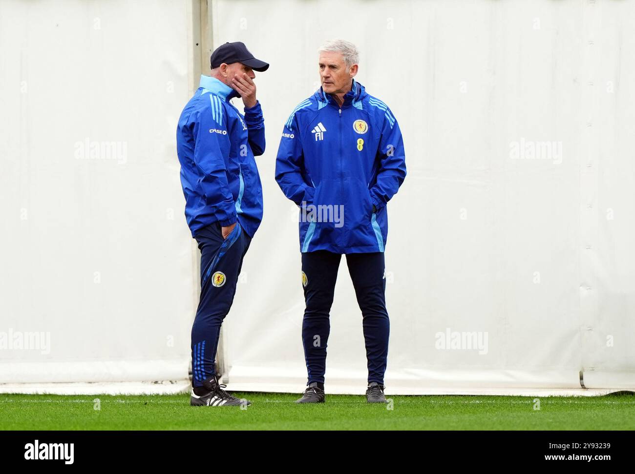 Il manager scozzese Steve Clarke con l'allenatore Alan Irvine durante una sessione di allenamento a Lesser Hampden, Glasgow. Data foto: Martedì 8 ottobre 2024. Foto Stock