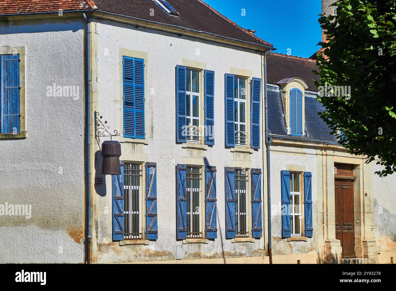 Affascinante casa di campagna francese con tendine blu in una giornata di sole al Bar sur Aube nello Champagne nella regione Grand Est della Francia. Foto Stock
