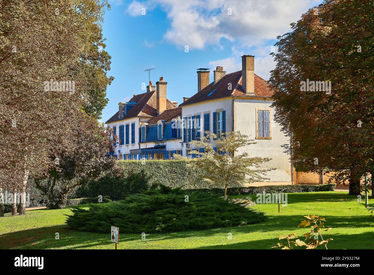 Affascinante casa di campagna francese con tendine blu in una giornata di sole al Bar sur Aube nello Champagne nella regione Grand Est della Francia. Foto Stock