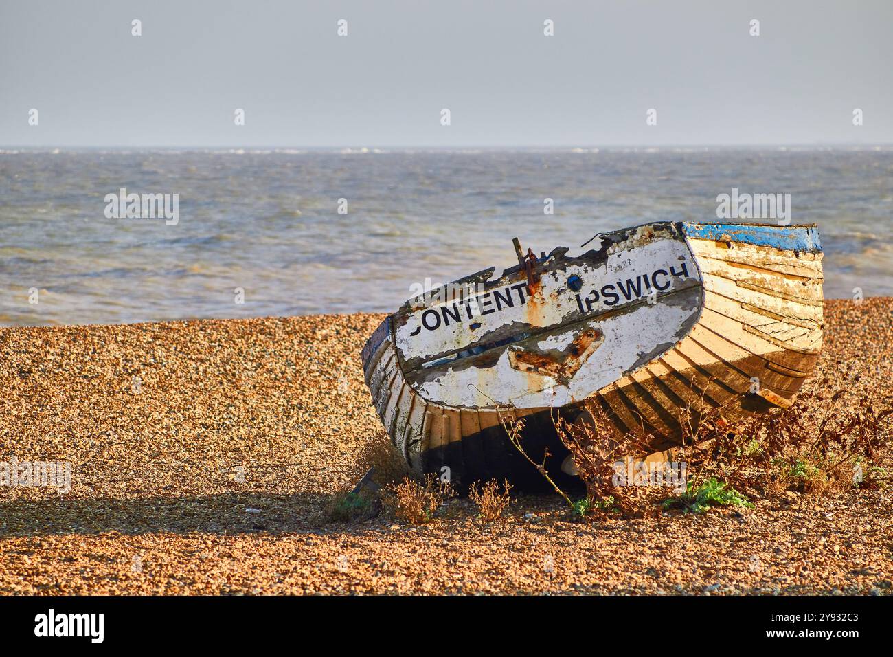 Vecchia barca da pesca sulla spiaggia di Aldeburgh nel Suffolk sulla costa orientale dell'Inghilterra, Regno Unito. Foto Stock