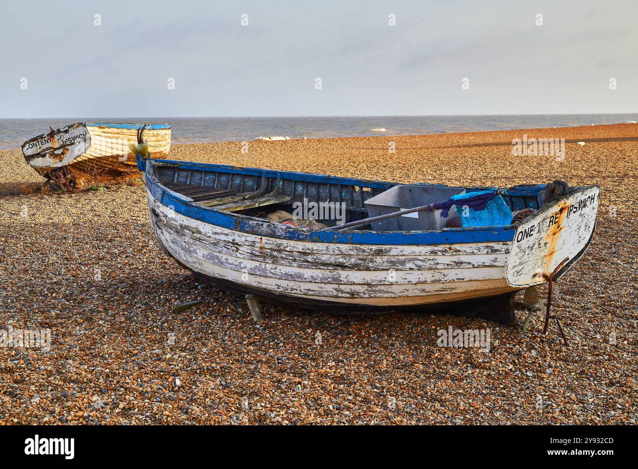 Vecchie barche da pesca sulla spiaggia di Aldeburgh nel Suffolk sulla costa orientale dell'Inghilterra, Regno Unito. Foto Stock
