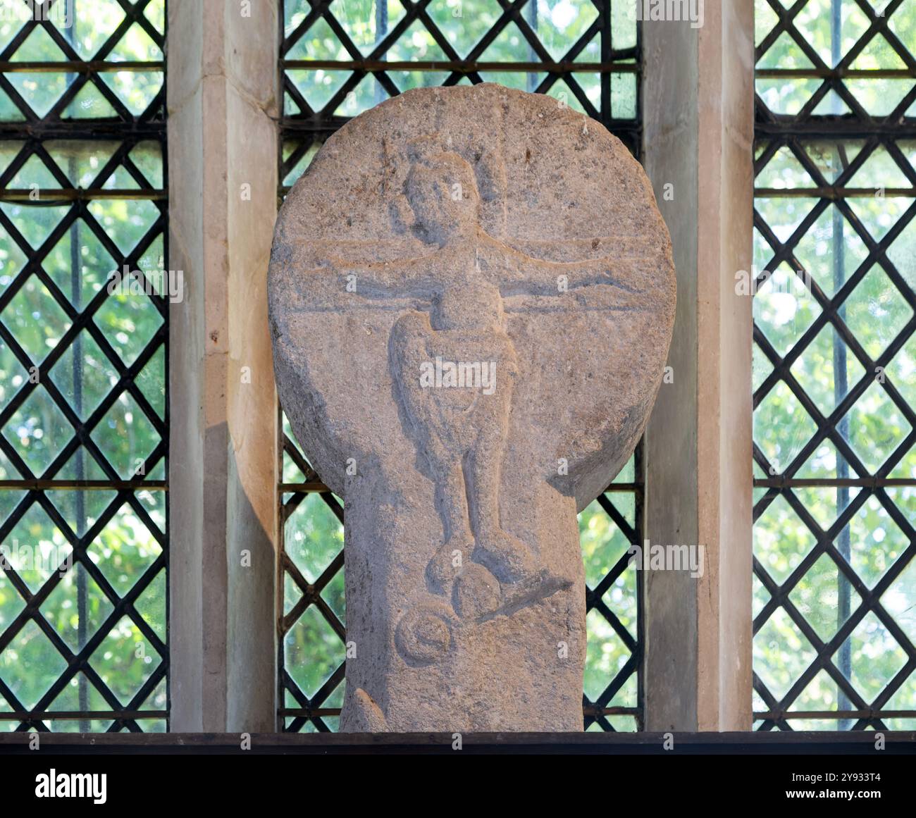 Croce scolpita in pietra sassone del IX secolo, chiesa dei Santi Pietro e Paolo, Kedington, Suffolk, Inghilterra, Regno Unito Foto Stock