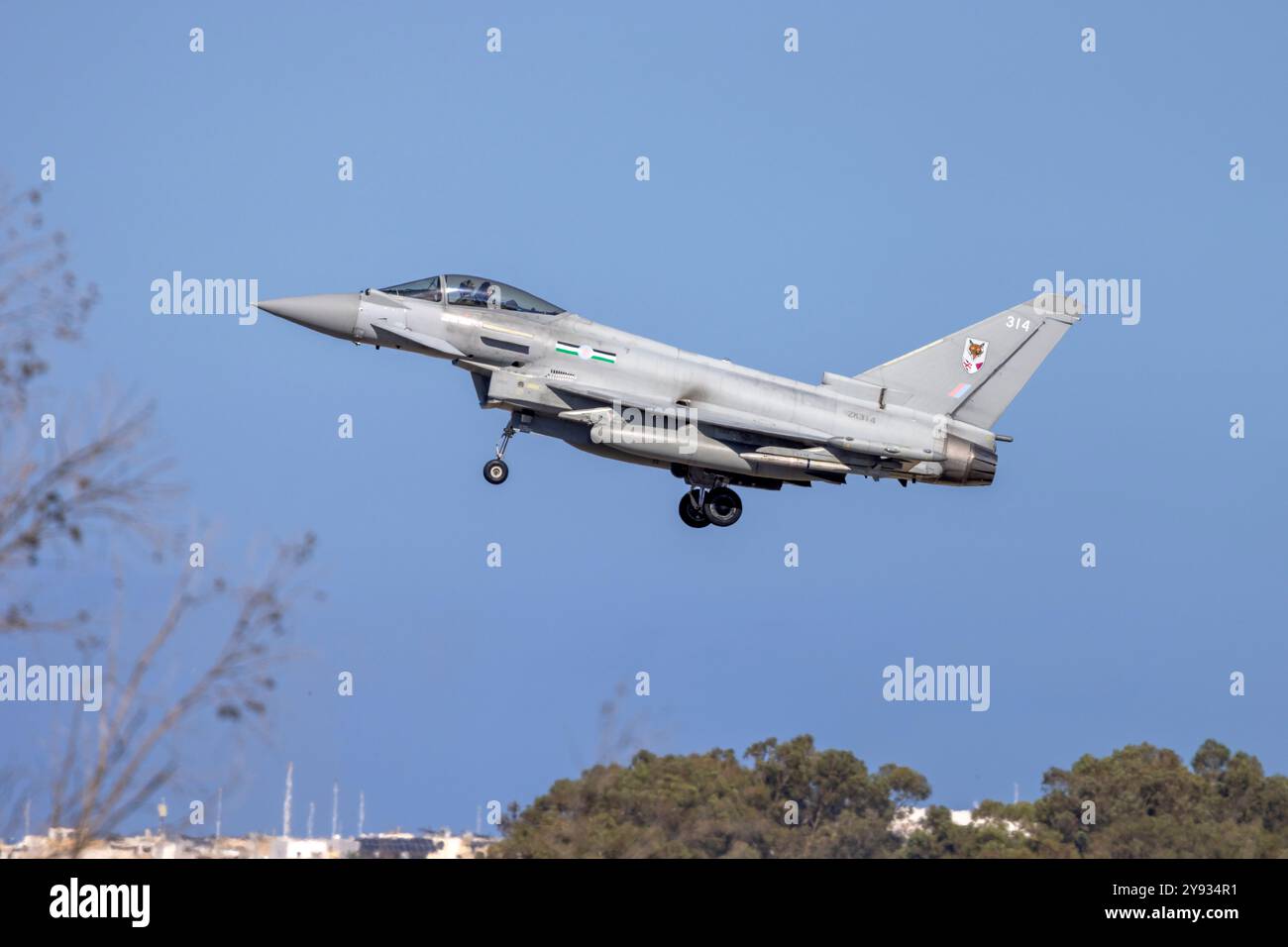1 di 6 Eurofighter della Royal Air Force EF-2000 Typhoon FGR4 (REG: ZK314) atterrando su una fermata tecnica. Foto Stock