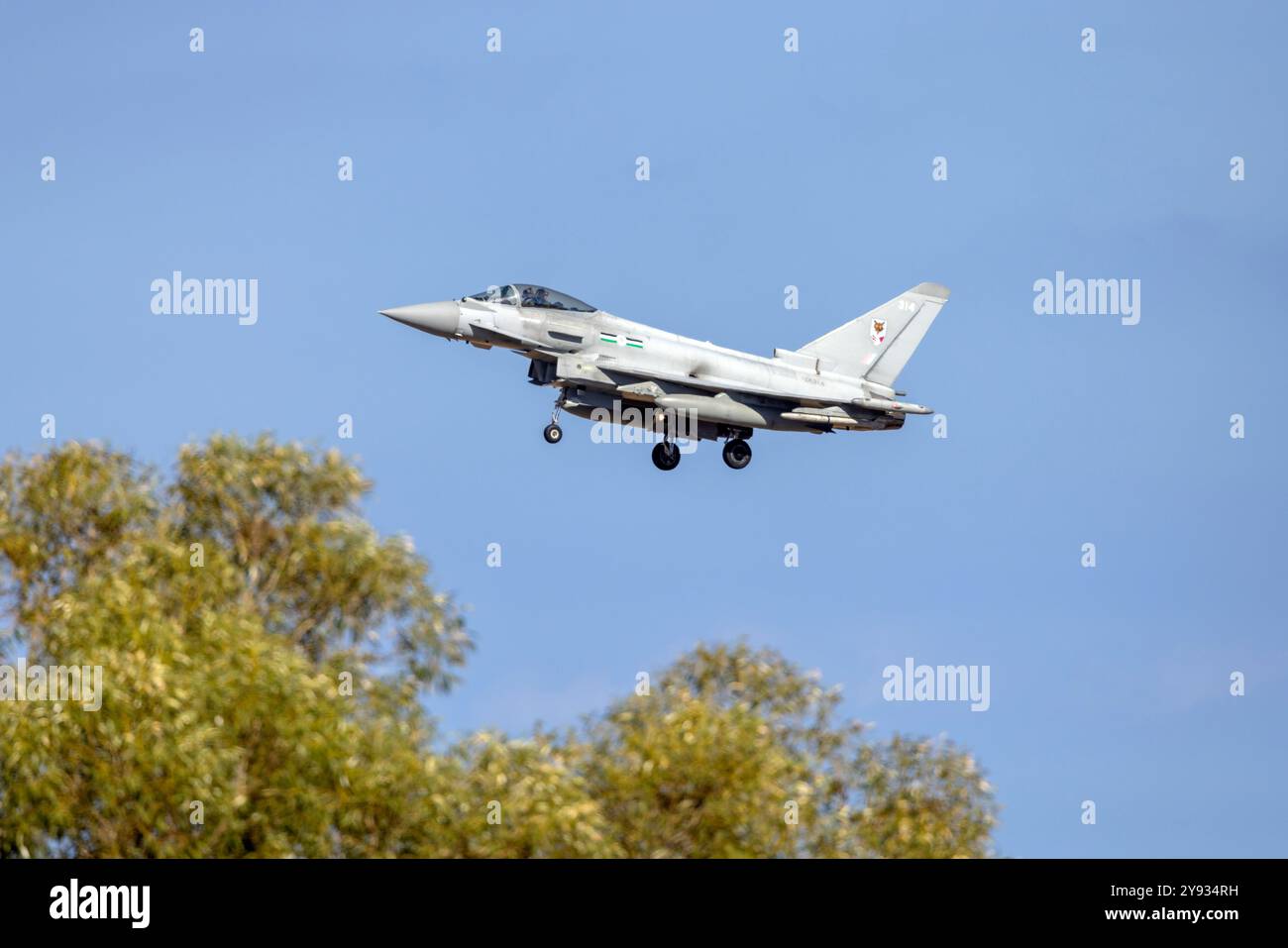 1 di 6 Eurofighter della Royal Air Force EF-2000 Typhoon FGR4 (REG: ZK314) atterrando su una fermata tecnica. Foto Stock