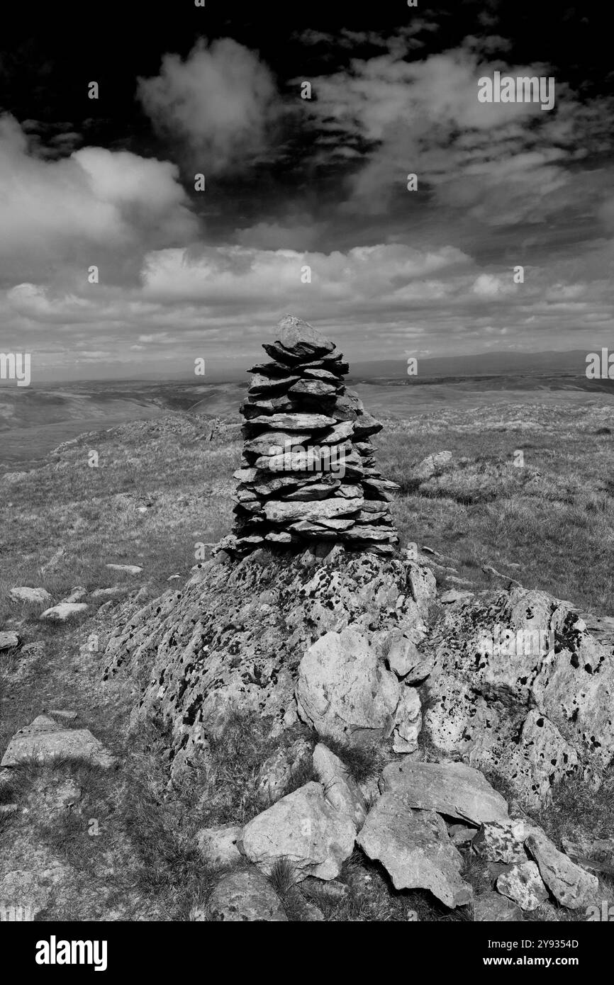 Il cairn sommitale di Tarn Crag Fell, sopra la frazione di Sadgill, Longsleddale, Lake District National Park; Cumbria; England Tarn Crag Fell è uno di questi Foto Stock