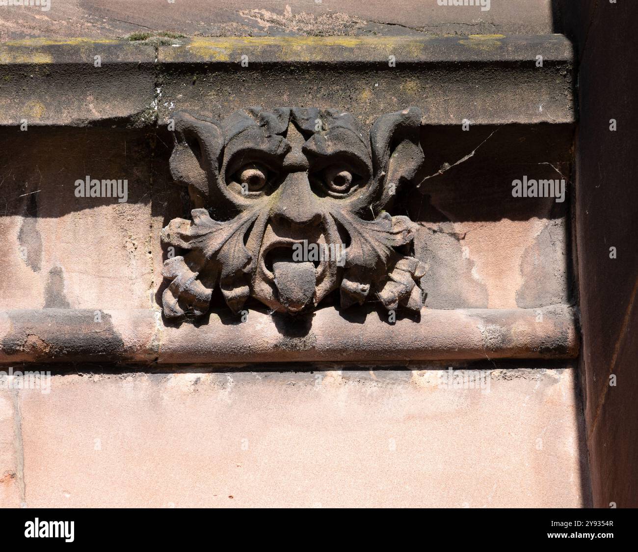 Scultura in pietra sulla Old Cathedral, Coventry, West Midlands, Inghilterra, Regno Unito Foto Stock