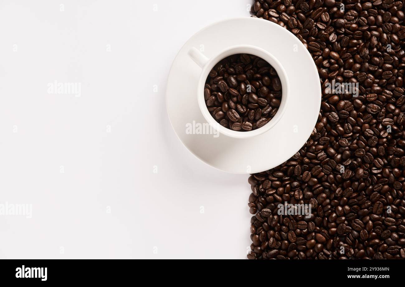 Monolocale, sopra e tazza con chicchi di caffè per caffè, bistrot e ingredienti per bevande dallo spazio mockup. Top, semi di robusta e grani di tostatura bruna Foto Stock