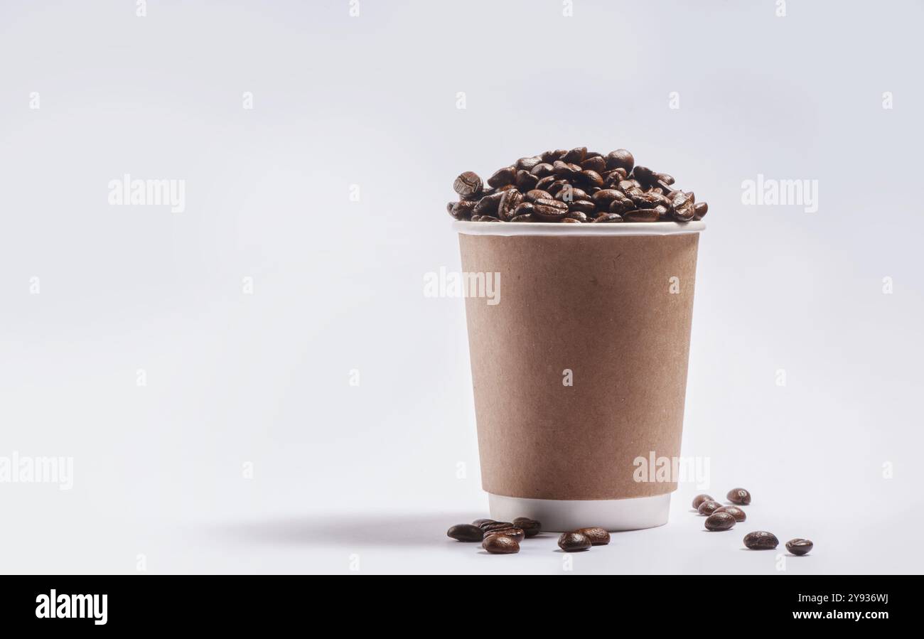 Monolocale, grani e chicchi di caffè con tazza per caffè, bistrot e ingredienti per bevande calde. Mockup space, robusta e seme e tostatura marrone di bianco Foto Stock